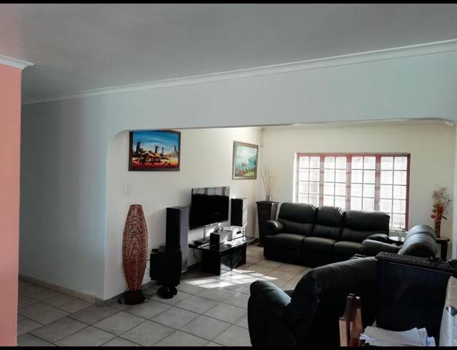 10 BEDROOM HOUSE FOR SALE IN PARK RYNIE